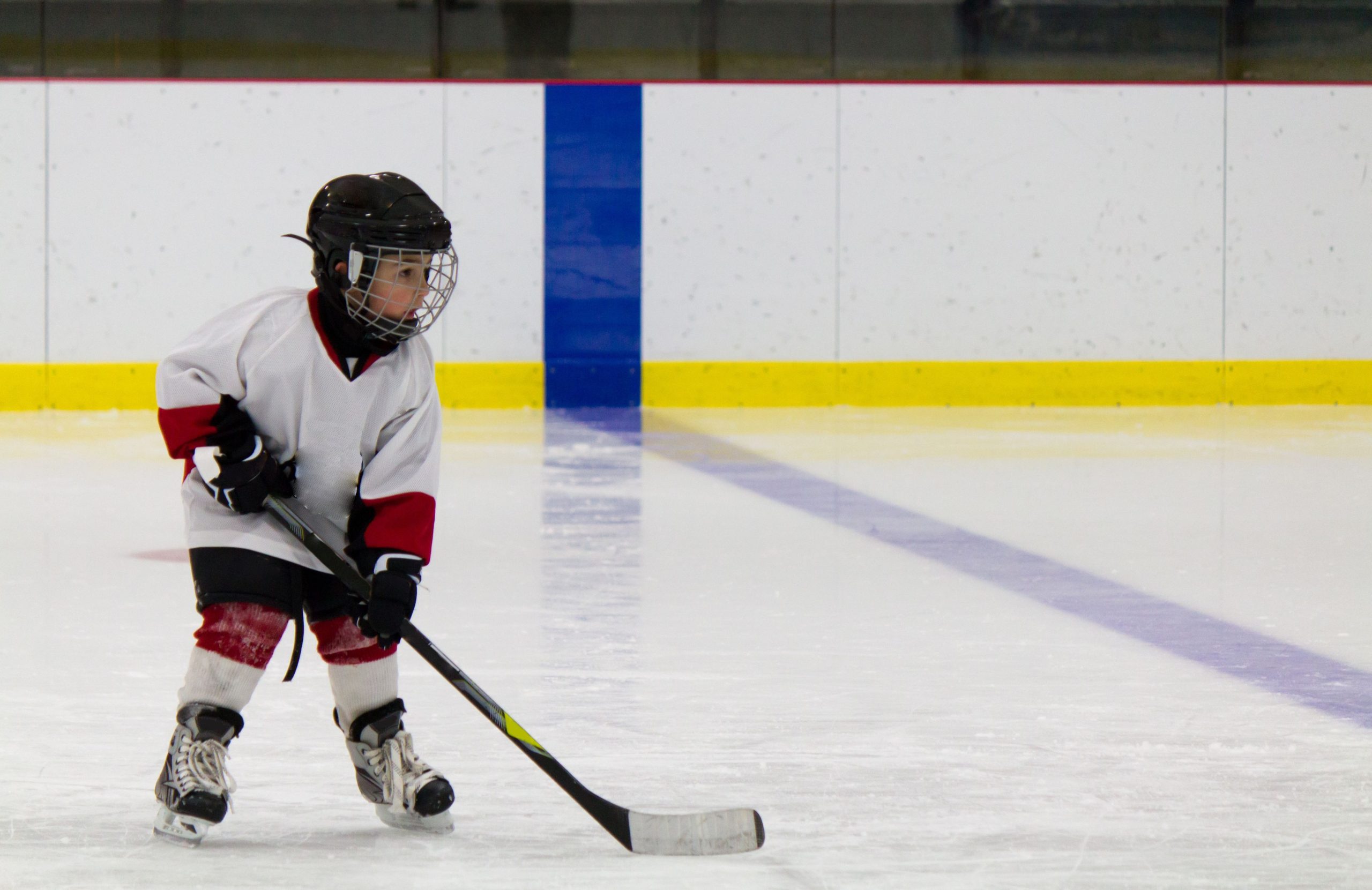 16682069_xl-Little-boy-playing-ice-hockey-scaled